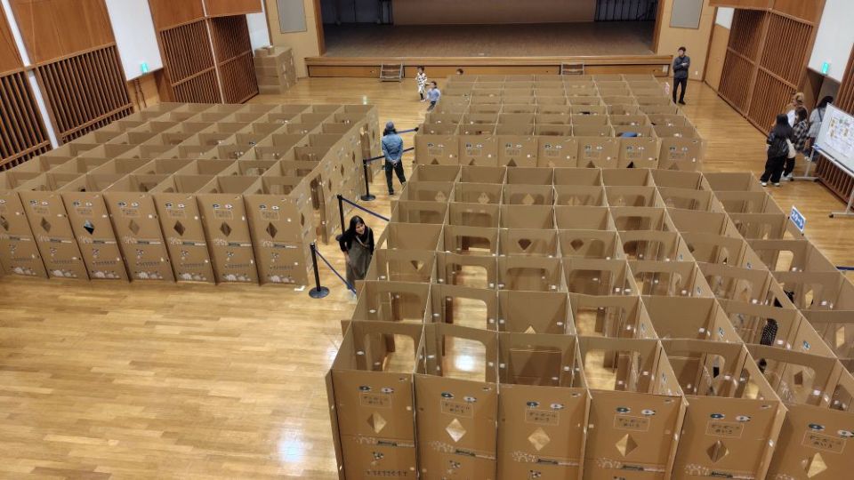 大久保まつり2025・ダンボール巨大迷路（会場：多賀市民会館2F大ホール）